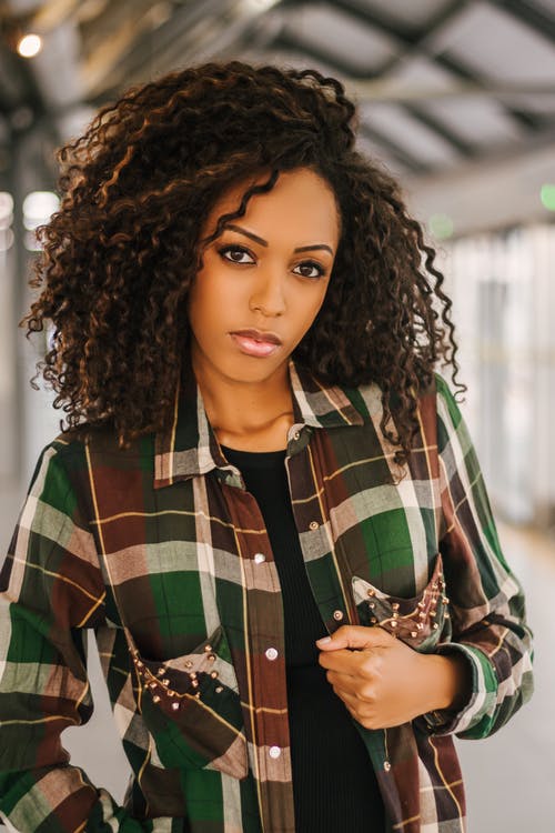 格子衬衫的女人 · 免费素材图片