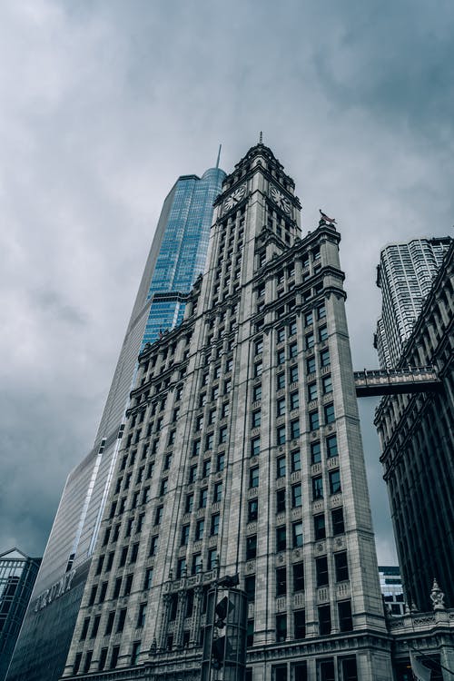 芝加哥特朗普酒店旁边的灰色混凝土高层建筑的低角度照片 · 免费素材图片