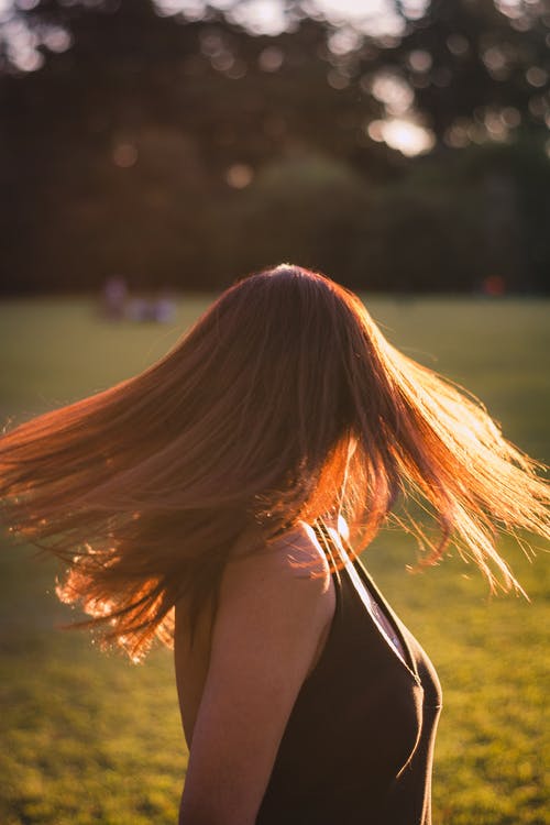 摇摆她的头发的女人的照片 · 免费素材图片