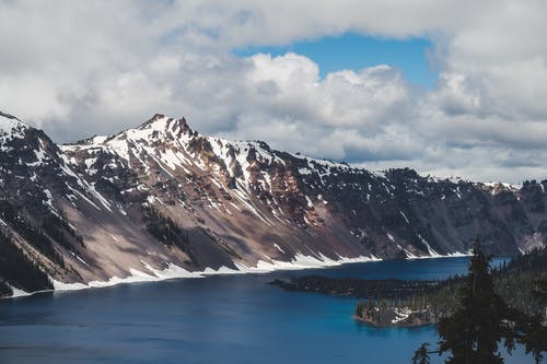 除布朗山外的水域 · 免费素材图片