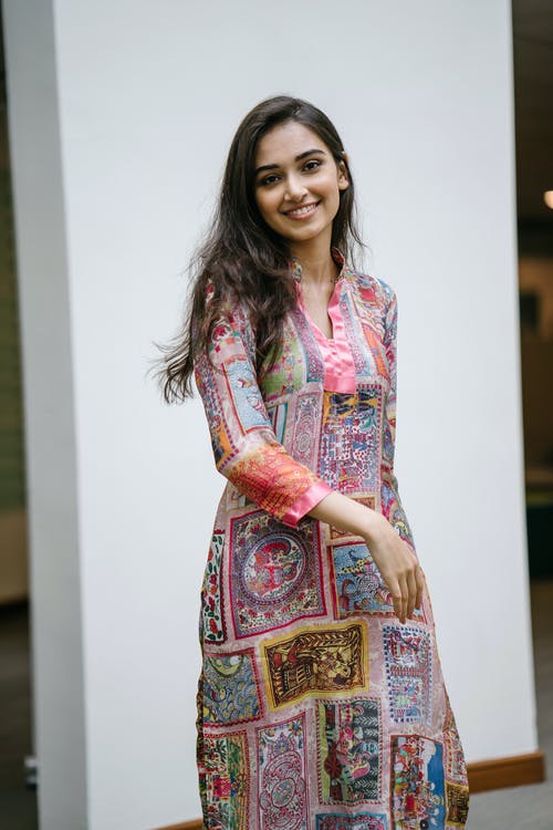 花卉salwar Kameez摆在微笑的女人的照片 · 免费素材图片