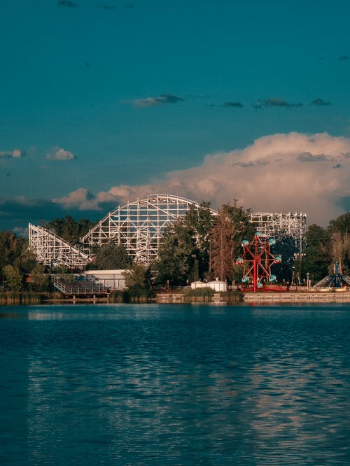 白色和灰色金属结构 · 免费素材图片