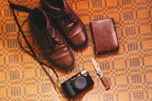 双棕色皮鞋 · 免费素材图片