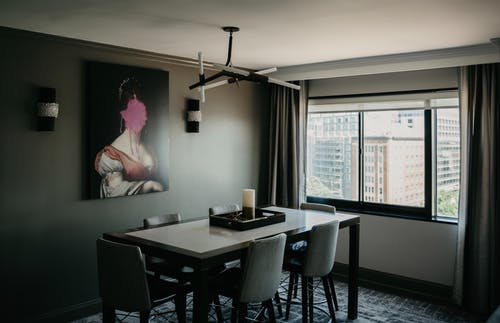 墙上的肖像画 · 免费素材图片