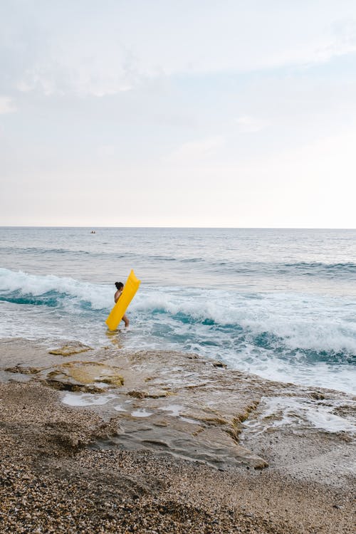 站在水体附近的人 · 免费素材图片