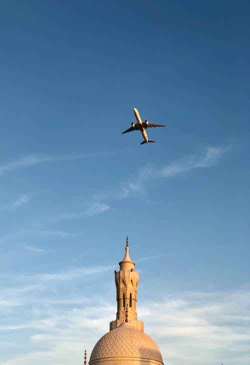 飞机飞越大厦 · 免费素材图片