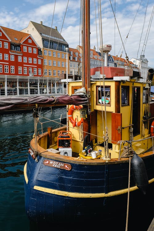黄色和蓝色的小船在运河中漂浮 · 免费素材图片