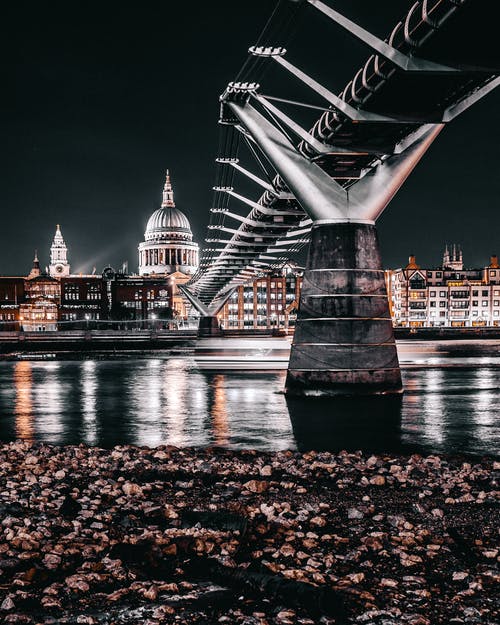 夜间桥梁的灰度摄影 · 免费素材图片