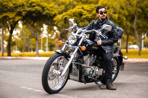 男子骑摩托车的照片 · 免费素材图片