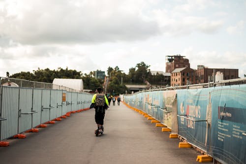 男子骑踏板车 · 免费素材图片