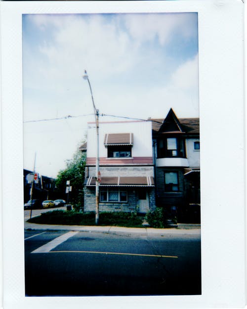 白色两层楼的房子 · 免费素材图片