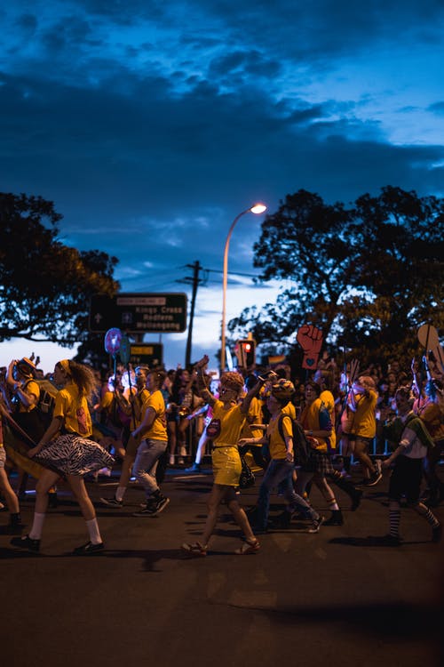 晚上在路上的人 · 免费素材图片