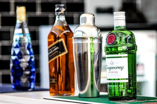 四种不同的酒精瓶 · 免费素材图片