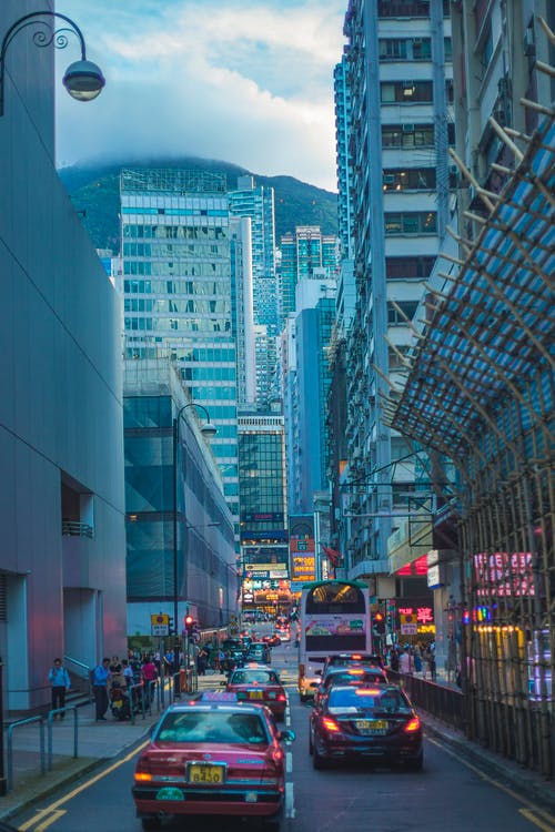 白天路上的汽车照片 · 免费素材图片