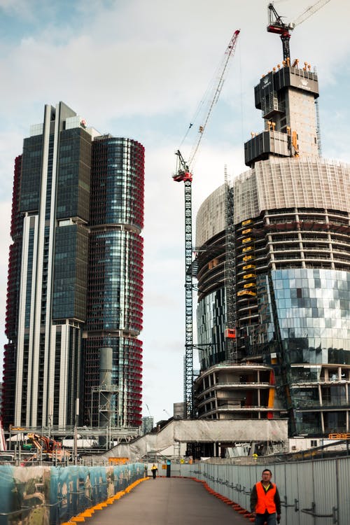 在高层建筑附近的街道上行走的人 · 免费素材图片