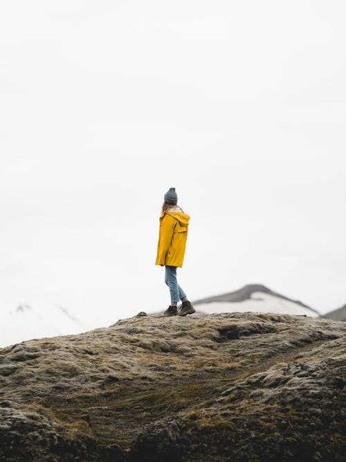 独自站在山上的女人 · 免费素材图片