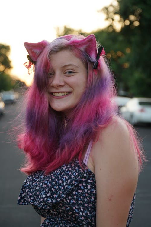 女人粉红色粉红色和紫色头发的照片 · 免费素材图片