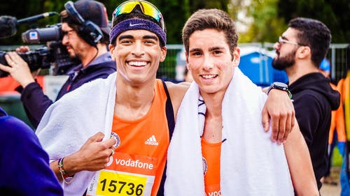 男子一起微笑的照片 · 免费素材图片