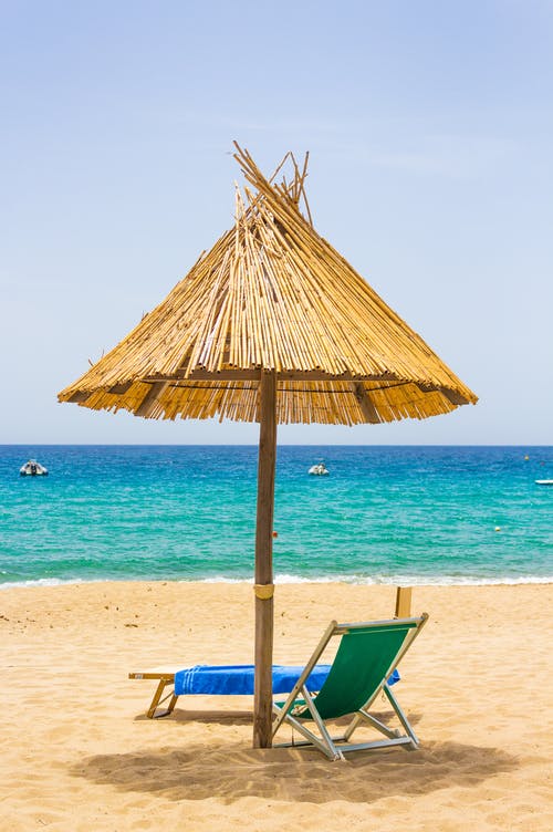 棕色沙滩伞 · 免费素材图片