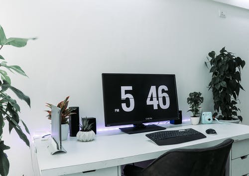 黑色的纯平电脑显示器和黑色的电脑键盘上白表 · 免费素材图片