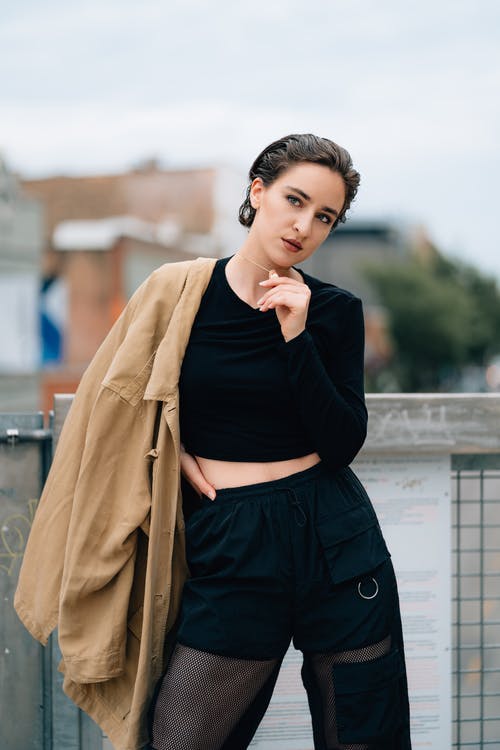 穿棕色外套的女人的照片 · 免费素材图片