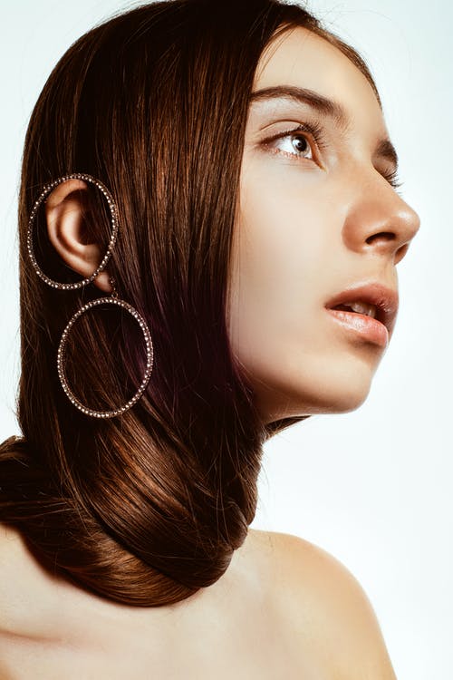 女人戴着耳环的照片 · 免费素材图片