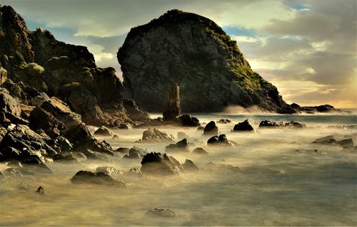 海边的岩层 · 免费素材图片