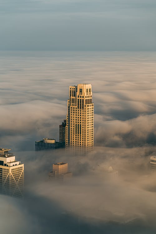 建筑物被云覆盖 · 免费素材图片