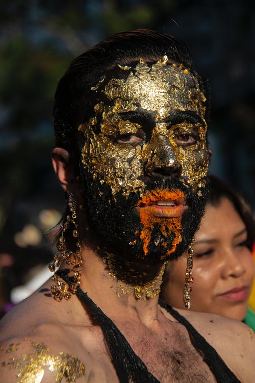 女人戴着金面具 · 免费素材图片