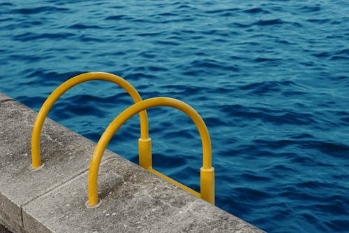 泳池黄色扶手 · 免费素材图片