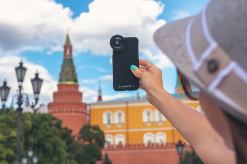 女人控股智能手机 · 免费素材图片