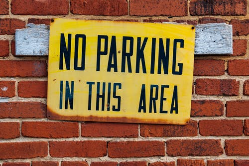 在砖墙上禁止停车标志 · 免费素材图片