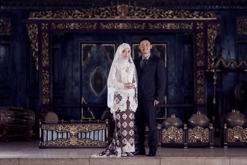 两个男人和女人站在彼此身边 · 免费素材图片