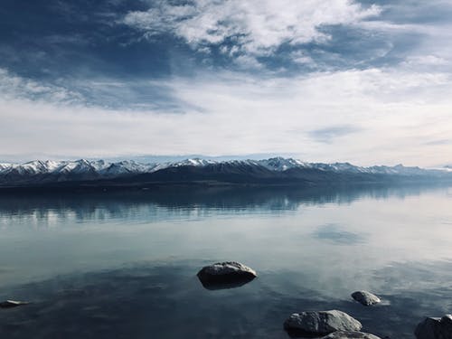 白云下的湖照片 · 免费素材图片