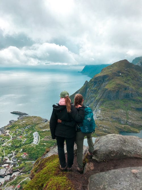 两名妇女站在悬崖上的照片 · 免费素材图片