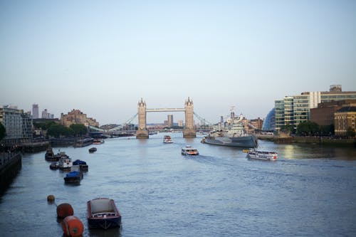 小船在泰晤士河上的照片 · 免费素材图片
