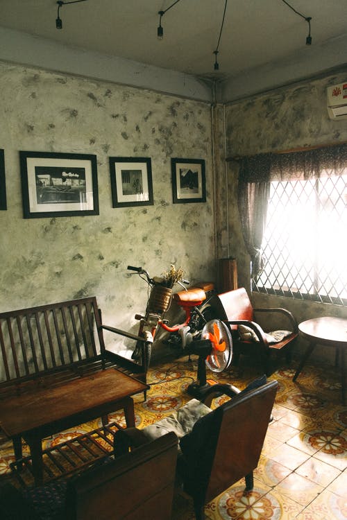 室内扶手椅旁边的自行车 · 免费素材图片