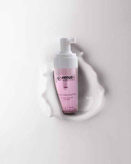 粉红色液体瓶的照片 · 免费素材图片