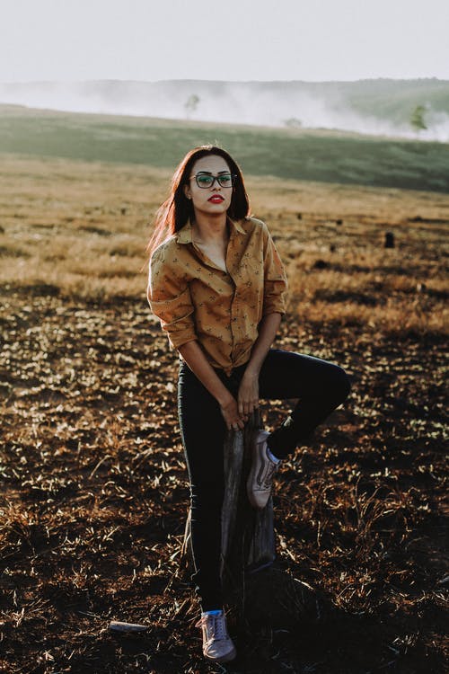 穿黄色礼服衬衫的女人的照片 · 免费素材图片