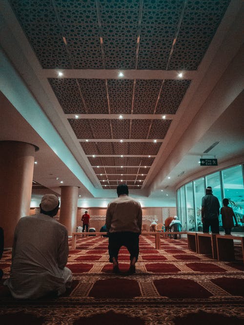 坐在房间里的地板上的男人 · 免费素材图片