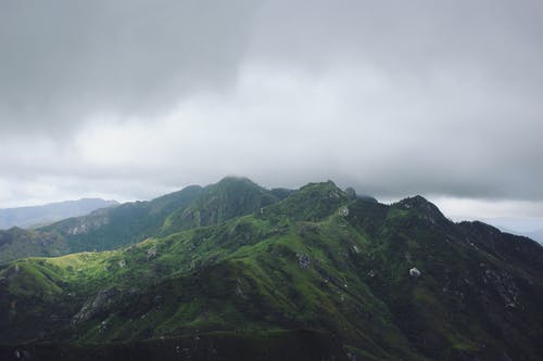 多云的天空下山的风景 · 免费素材图片