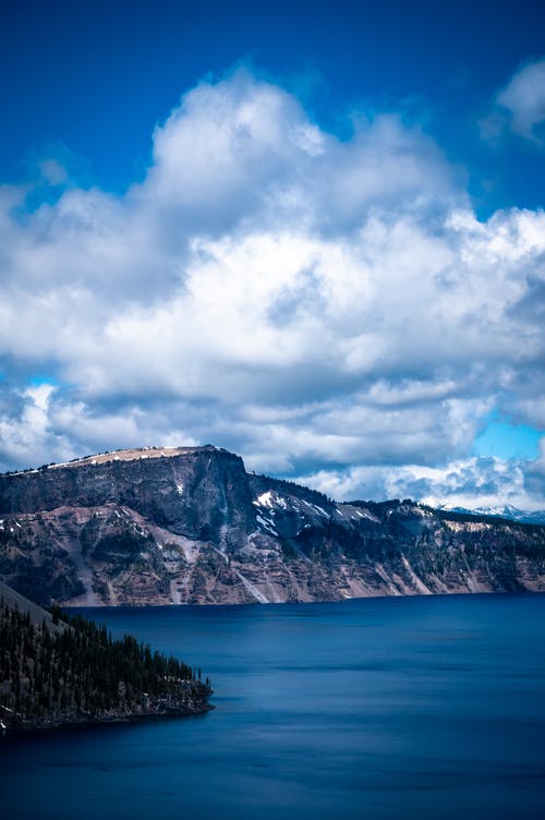 多云的天空下悬崖的风景 · 免费素材图片
