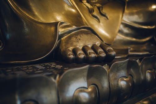 金色雕像脚 · 免费素材图片