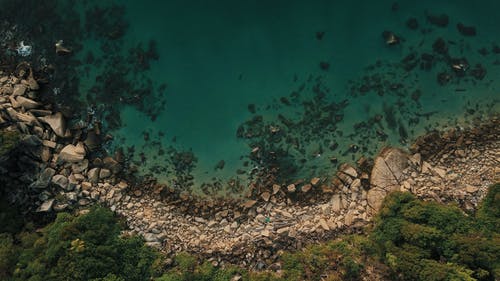 岩石海岸的顶视图照片 · 免费素材图片
