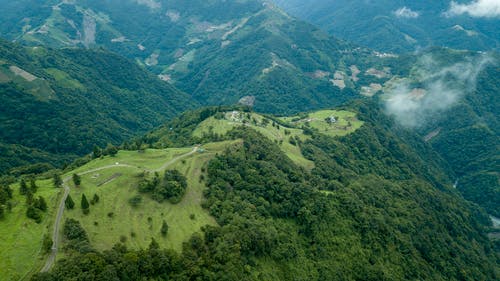 白天山的鸟瞰图 · 免费素材图片