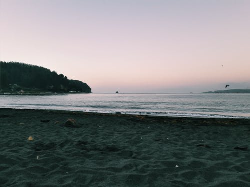 黎明期间海边的照片 · 免费素材图片