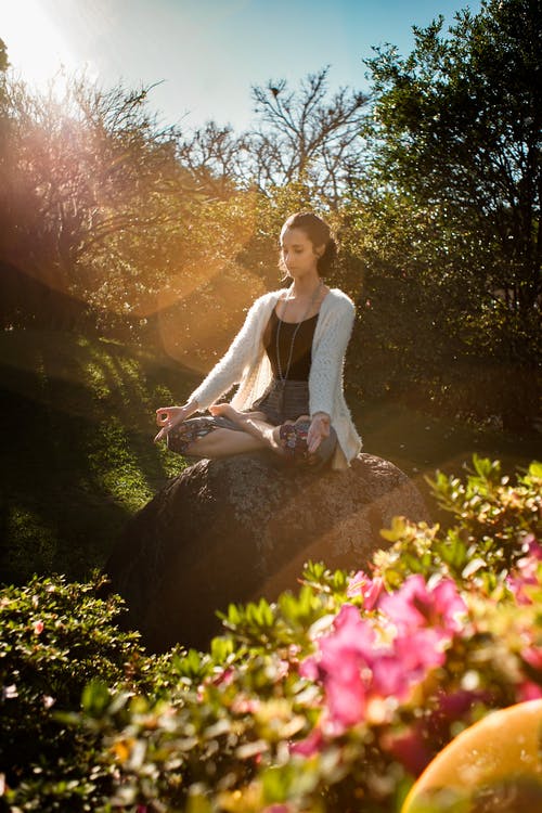 冥想在岩石上的女人 · 免费素材图片