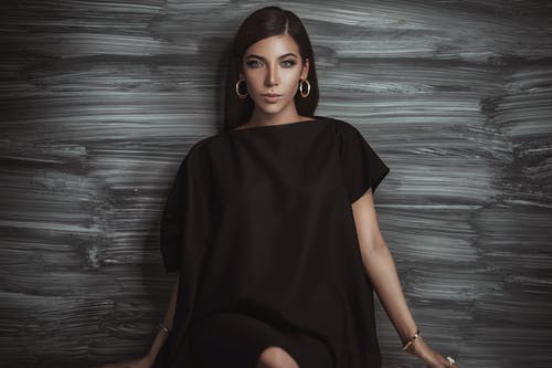 女人和黑色短袖连衣裙 · 免费素材图片