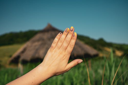 一只手的特写照片 · 免费素材图片