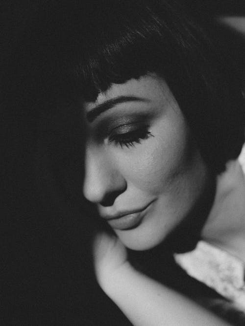 女人的脸的灰度照片 · 免费素材图片